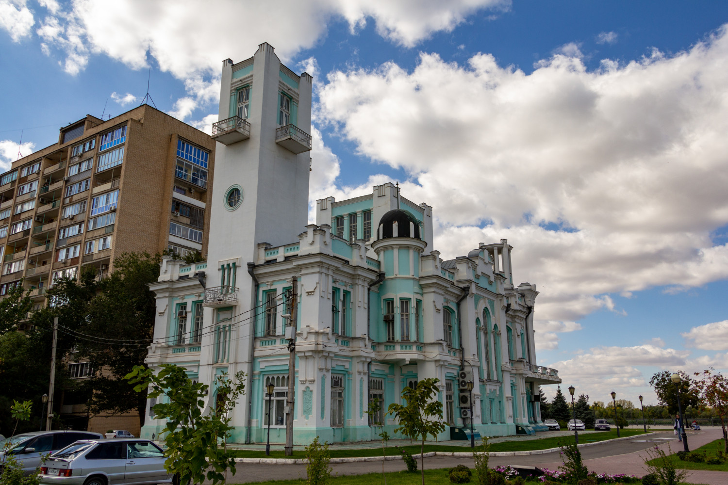 Астрахань, Улица Урицкого, 1 / Красная набережная, 1