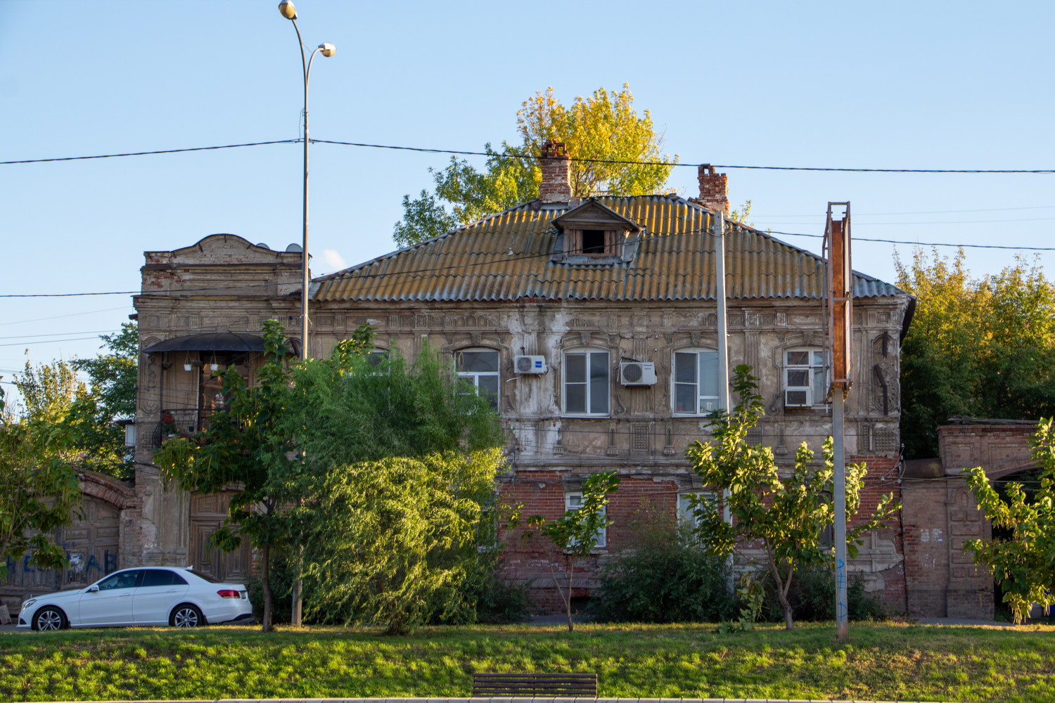 Astrakhan, Набережная 1 Мая, 106 / улица челюскинцев, 87