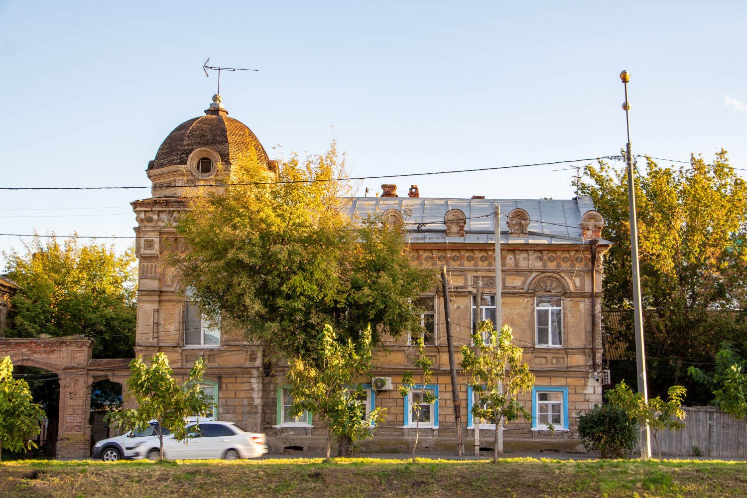 Астрахань, Набережная 1 Мая, 106 / улица челюскинцев, 87