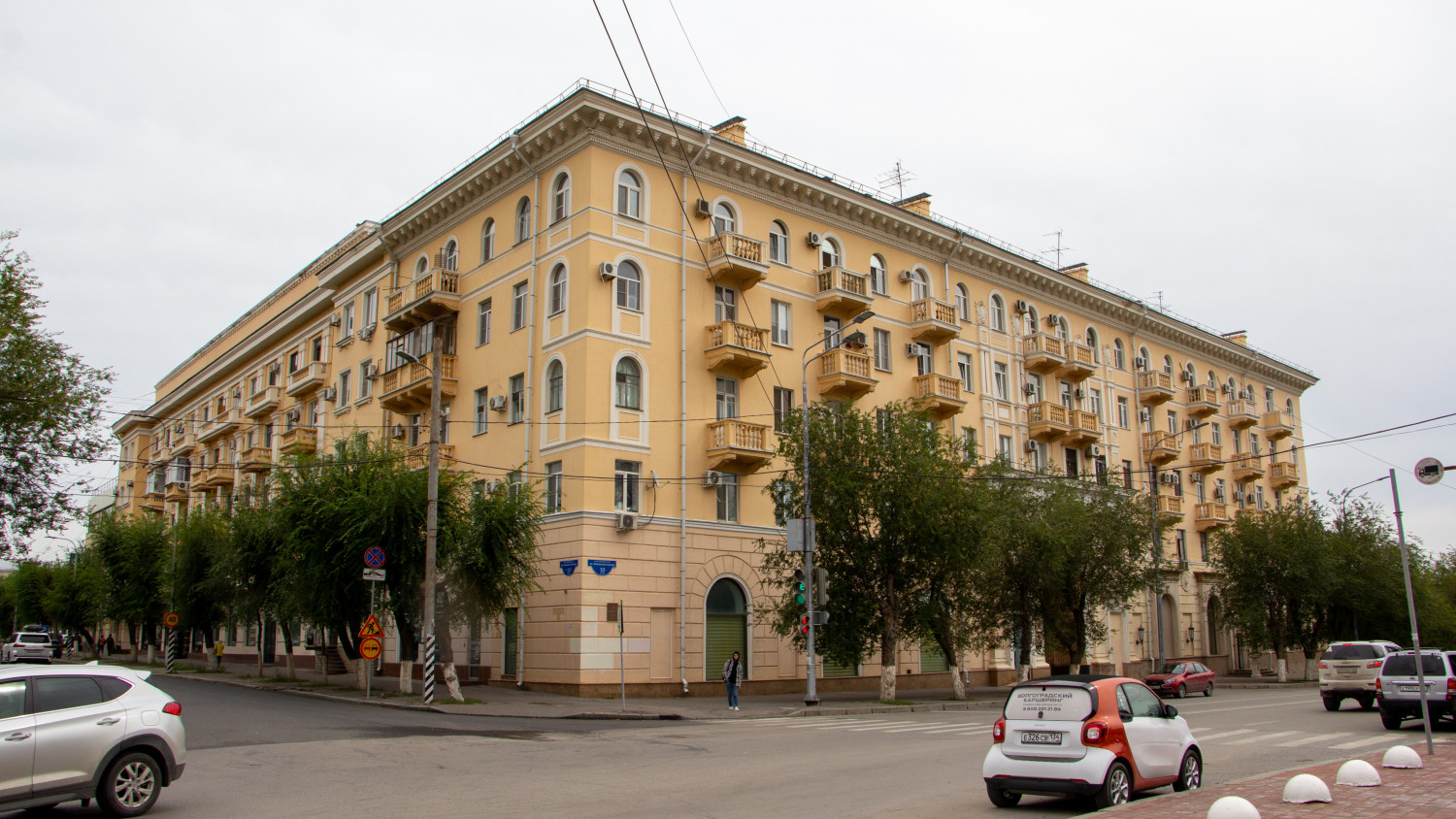 Волгоград, Коммунистическая улица, 10 (подъезды 5-8); Коммунистическая улица, 10 (подъезды 1-4)