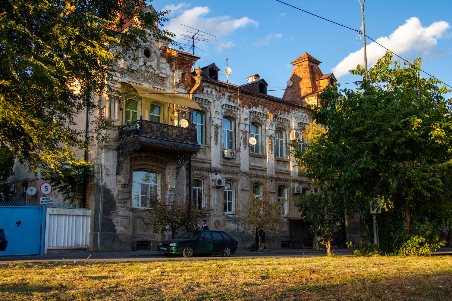 Астрахань, Набережная 1 Мая, 101 / Улица Шаумяна, 72