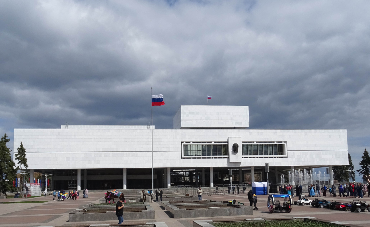 Ульяновск, Площадь 100-летия со дня рождения В. И. Ленина, 1