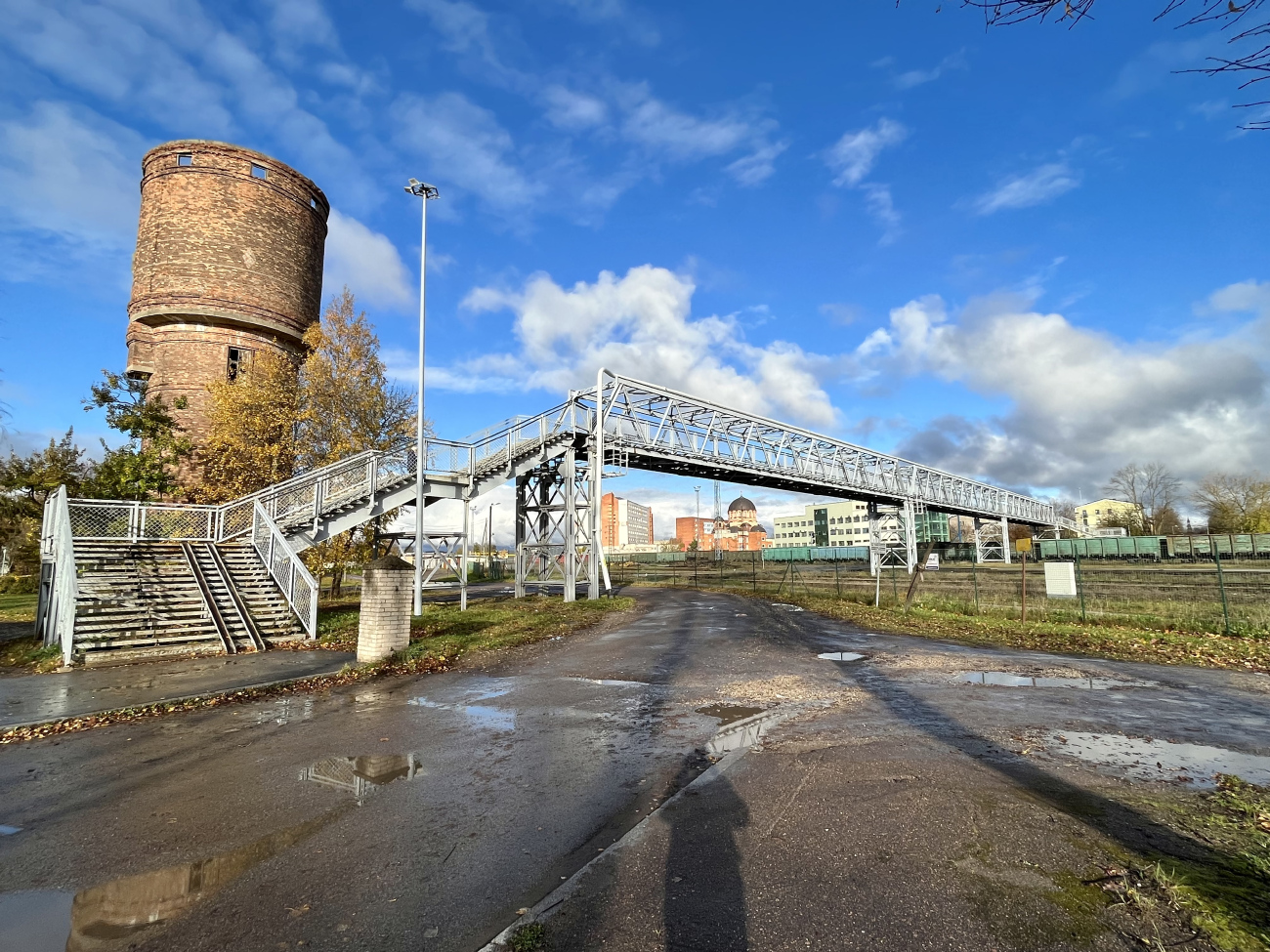 Narva, Jalakäijate sild; Raudtee, ?