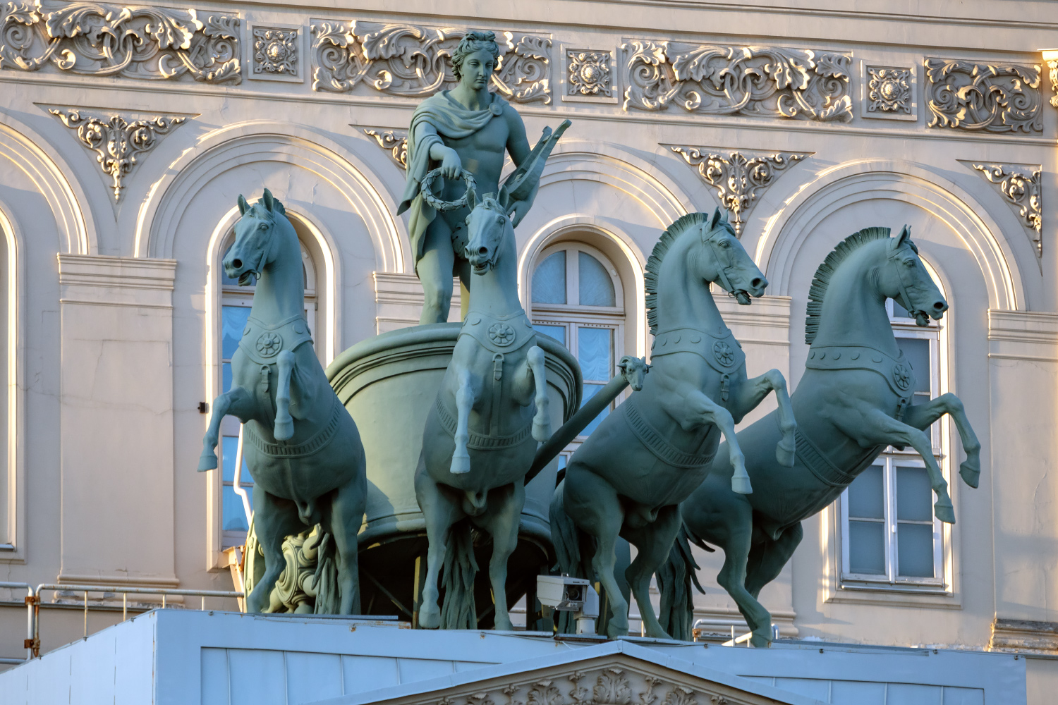 Москва, Театральная площадь, 1. Монументы