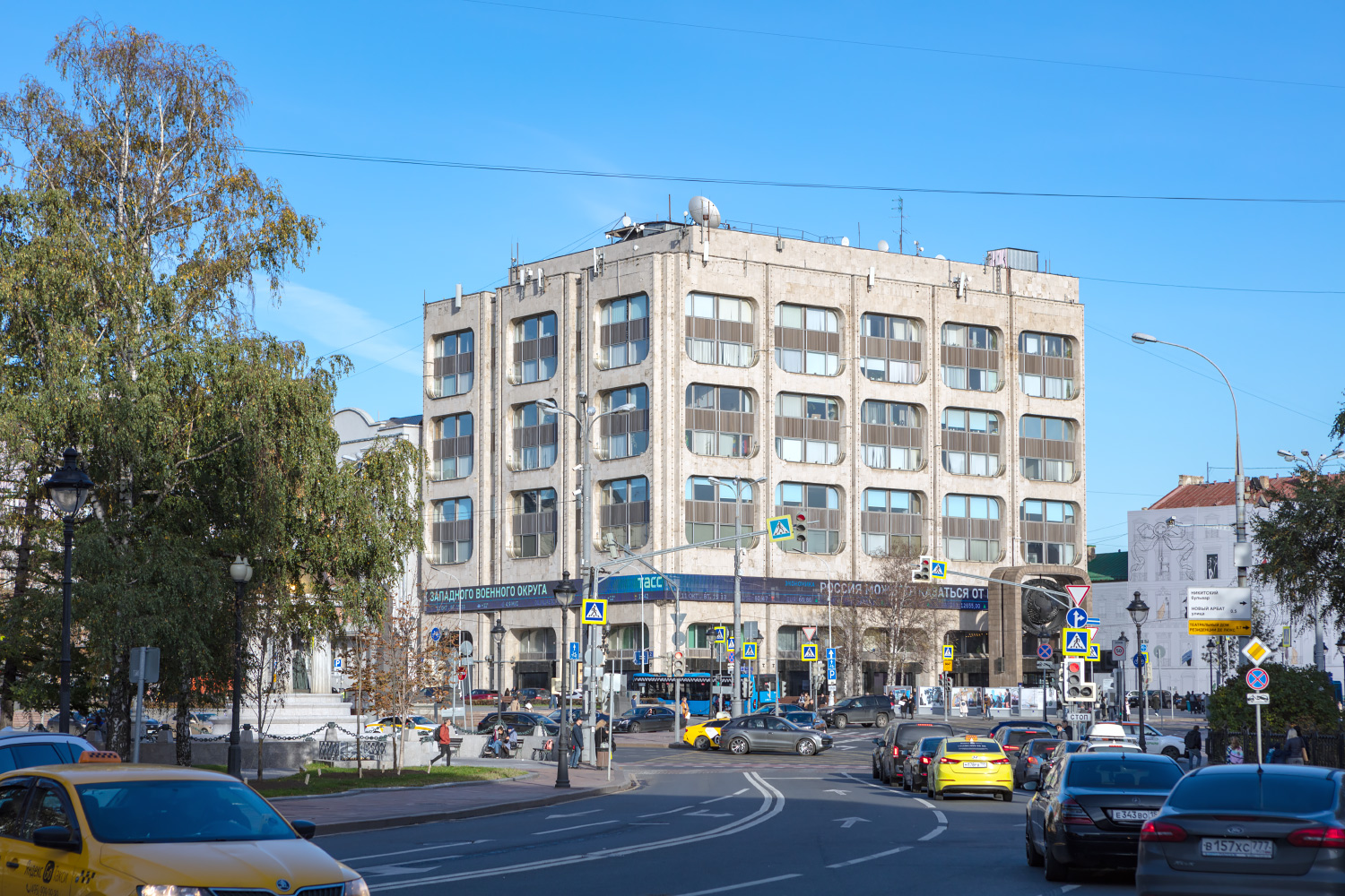 Москва, Тверской бульвар, 2 / Большая Никитская улица, 28 / Леонтьевский переулок, 1