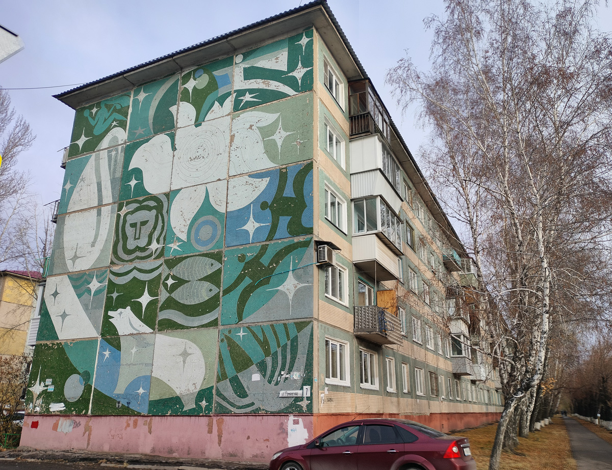 Омск, Улица Романенко, 7. Монументальное искусство (мозаики, росписи, барельефы, сграфито)