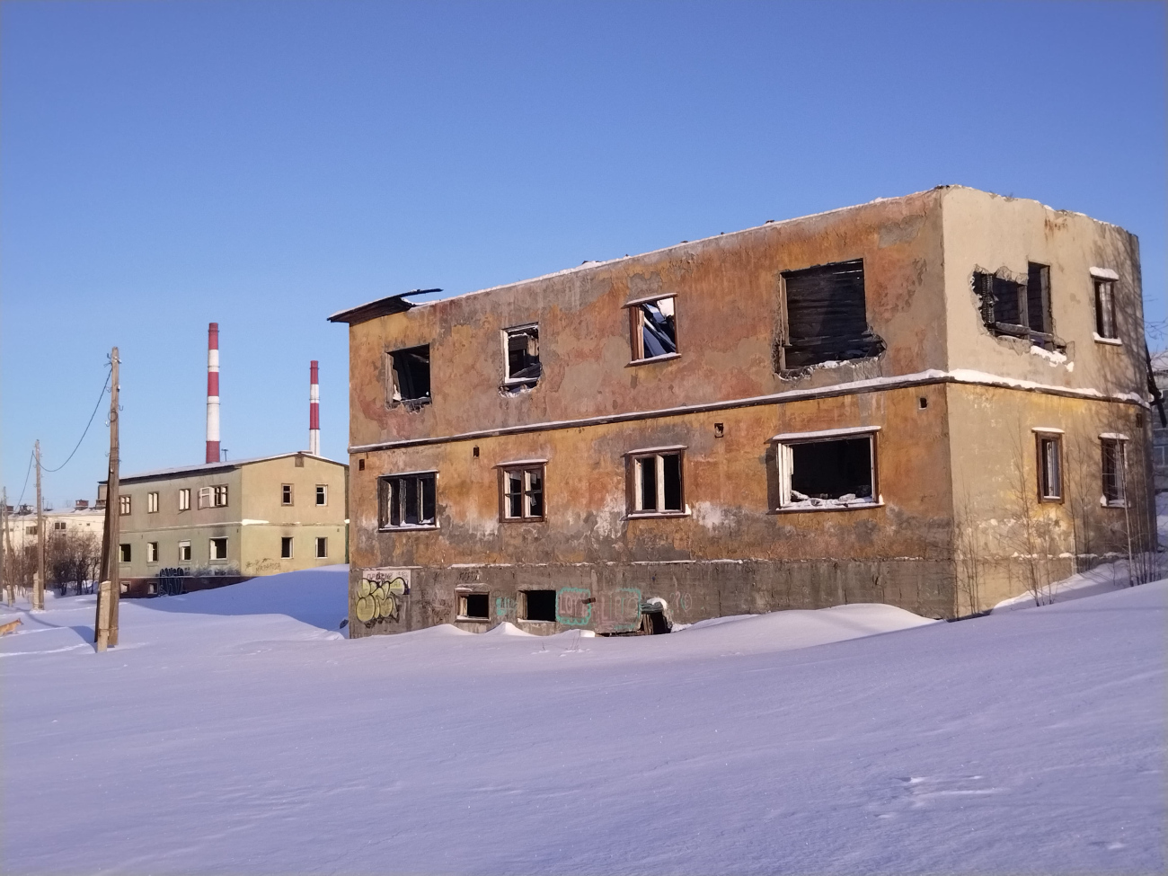 Никель, Улица 3-я Линия, 7; Улица 3-я Линия, 3