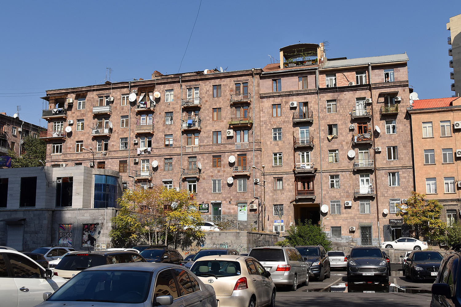 Ереван, Улица Мартироса Сарьяна, 25; Улица Арама, 92