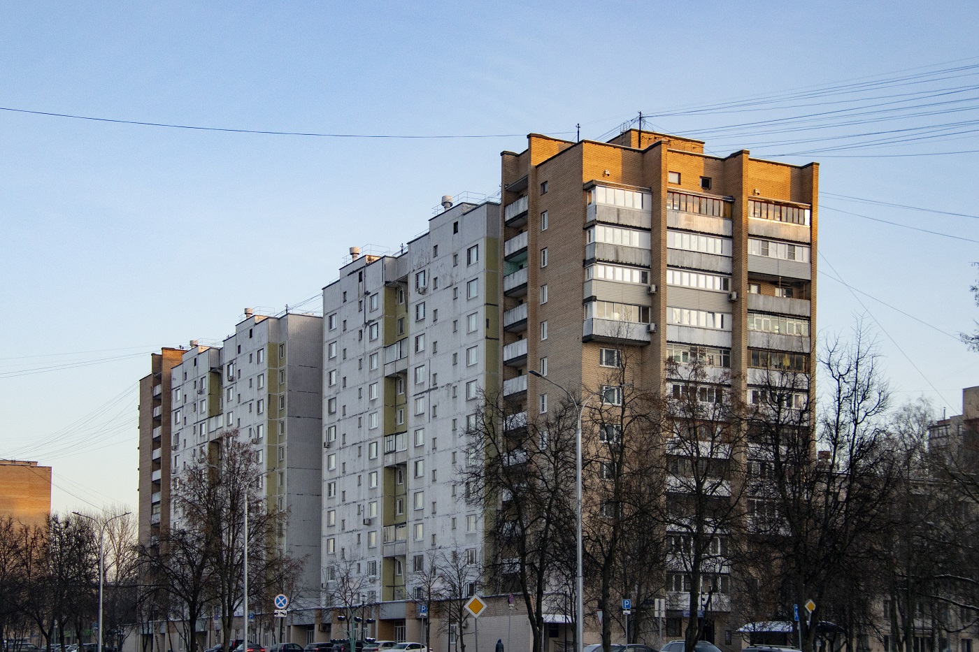 Москва, Бульвар Яна Райниса, 17 (подъезды 2–5); Бульвар Яна Райниса, 17 (подъезд 1)