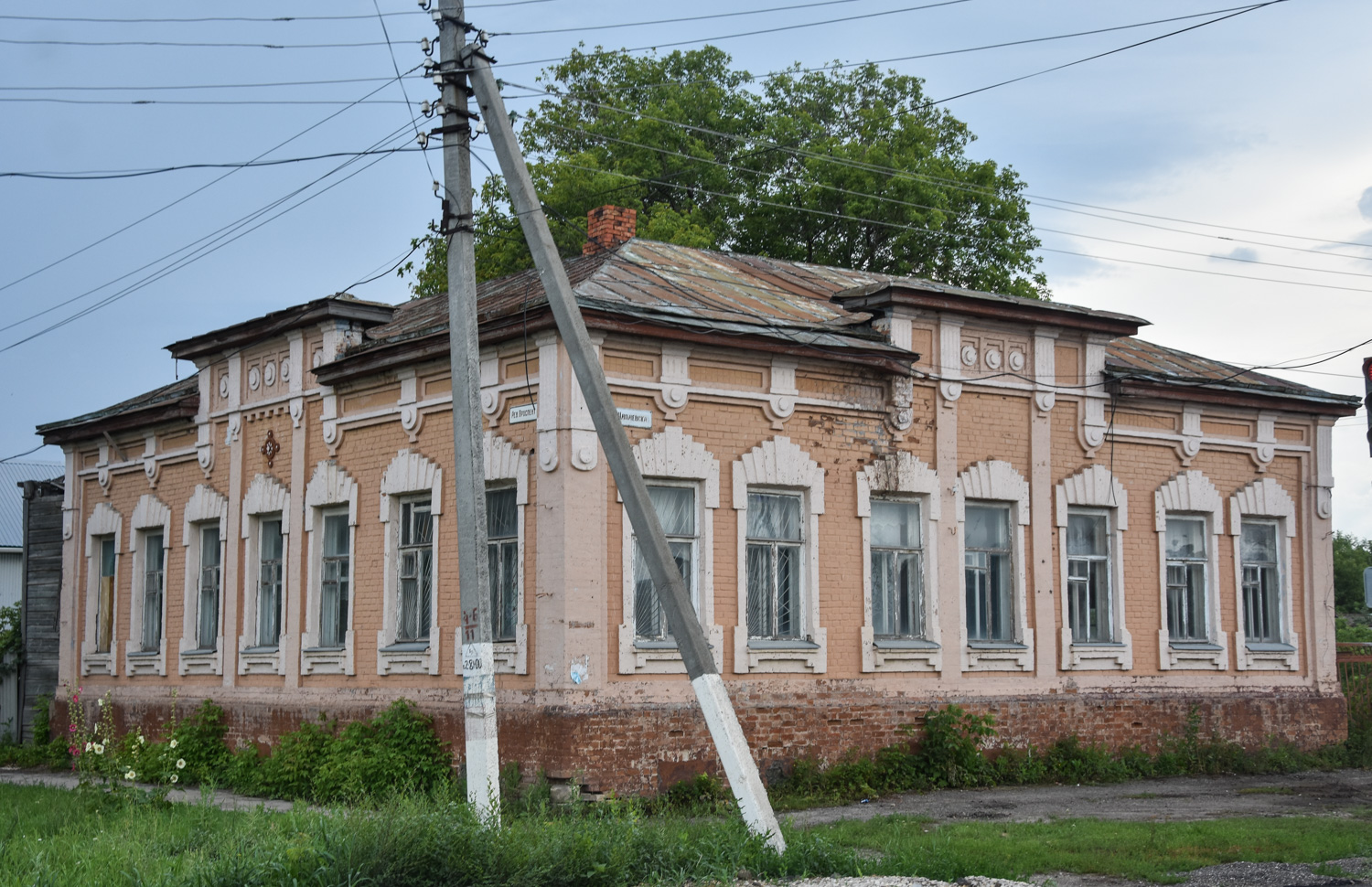 Пугачёв, Революционный проспект, 148 / Чапаевская улица, 24