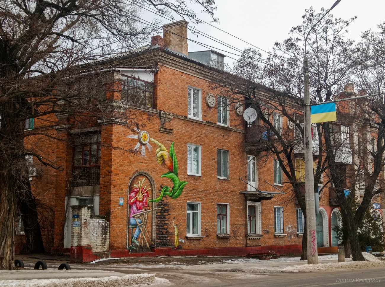 Северодонецк, Центральный проспект, 16 / Бульвар Дружбы Народов, 30. Монументальное искусство (мозаики, росписи, барельефы, сграфито)