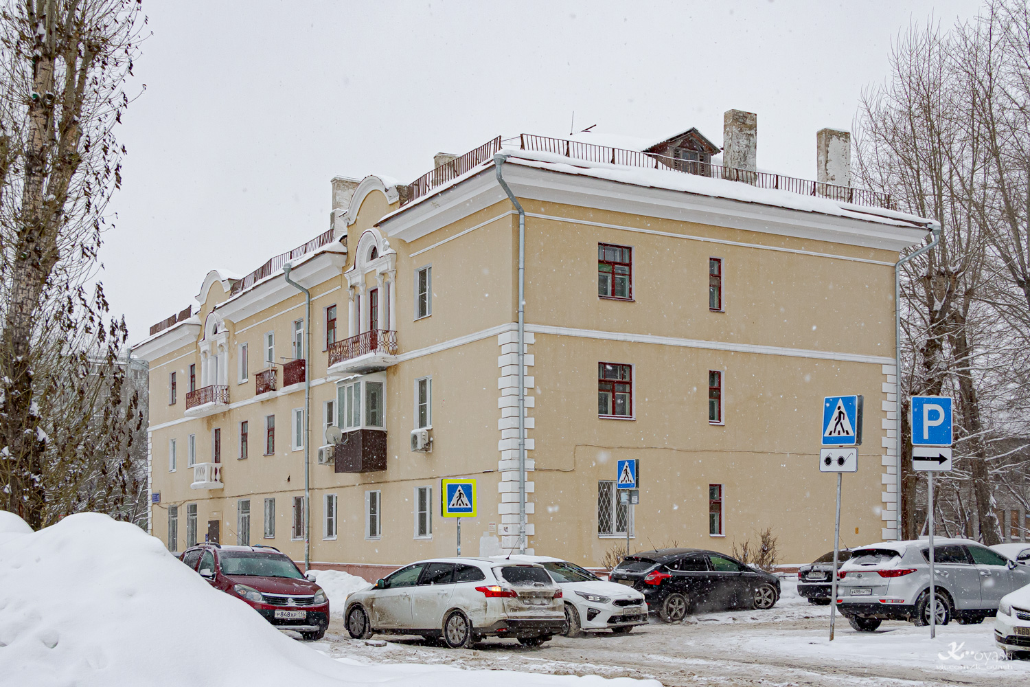 Казань, Ленинградская улица, 15 / Улица Побежимова, 30