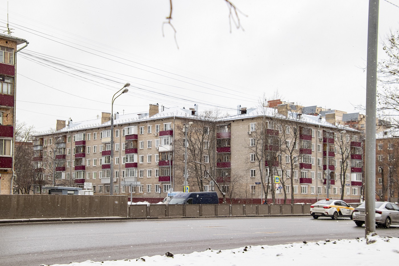 Москва, Большая Академическая улица, 10 / Улица Приорова, 13