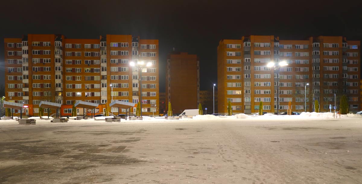 Кохтла-Ярве, Toome puiestee, 6; Toome puiestee, 8. Кохтла-Ярве — Общественный центр в жилом районе Ийдла Ахтмеской части