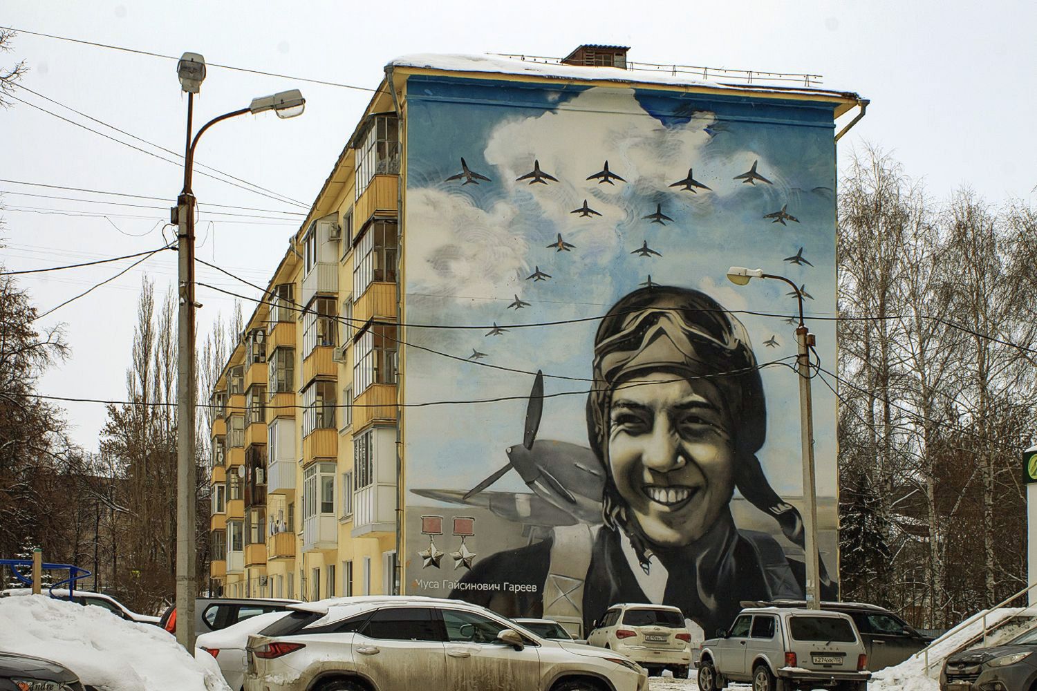 Уфа, Улица Худайбердина, 4. Монументальное искусство (мозаики, росписи, барельефы, сграфито)