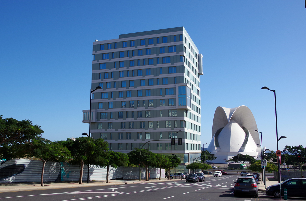 Санта-Крус-де-Тенерифe, Calle Adán Martín Menis, 40; Avenida de la Constitucion, 1