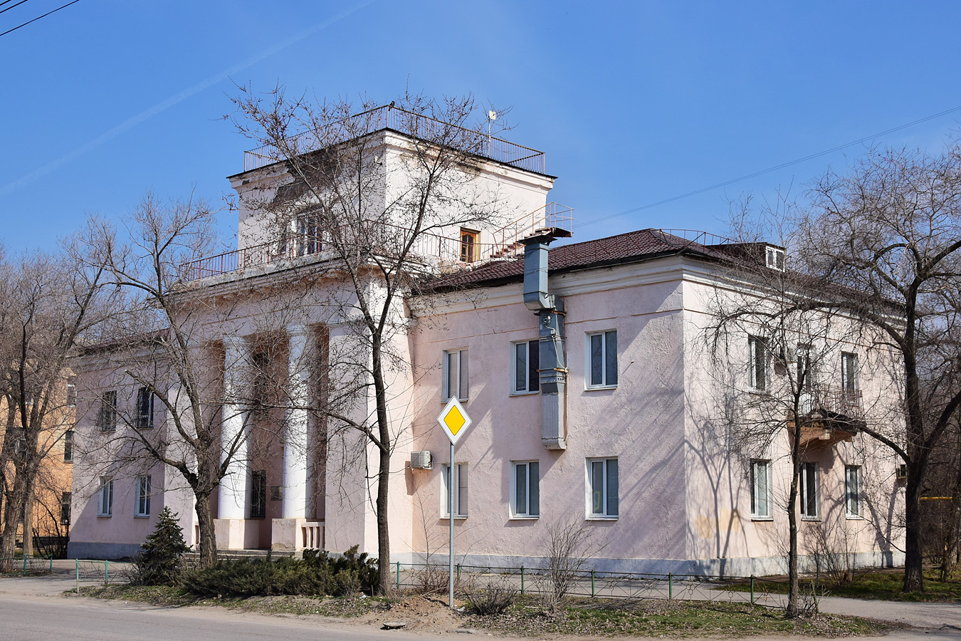 Волзький, Набережная улица, 13