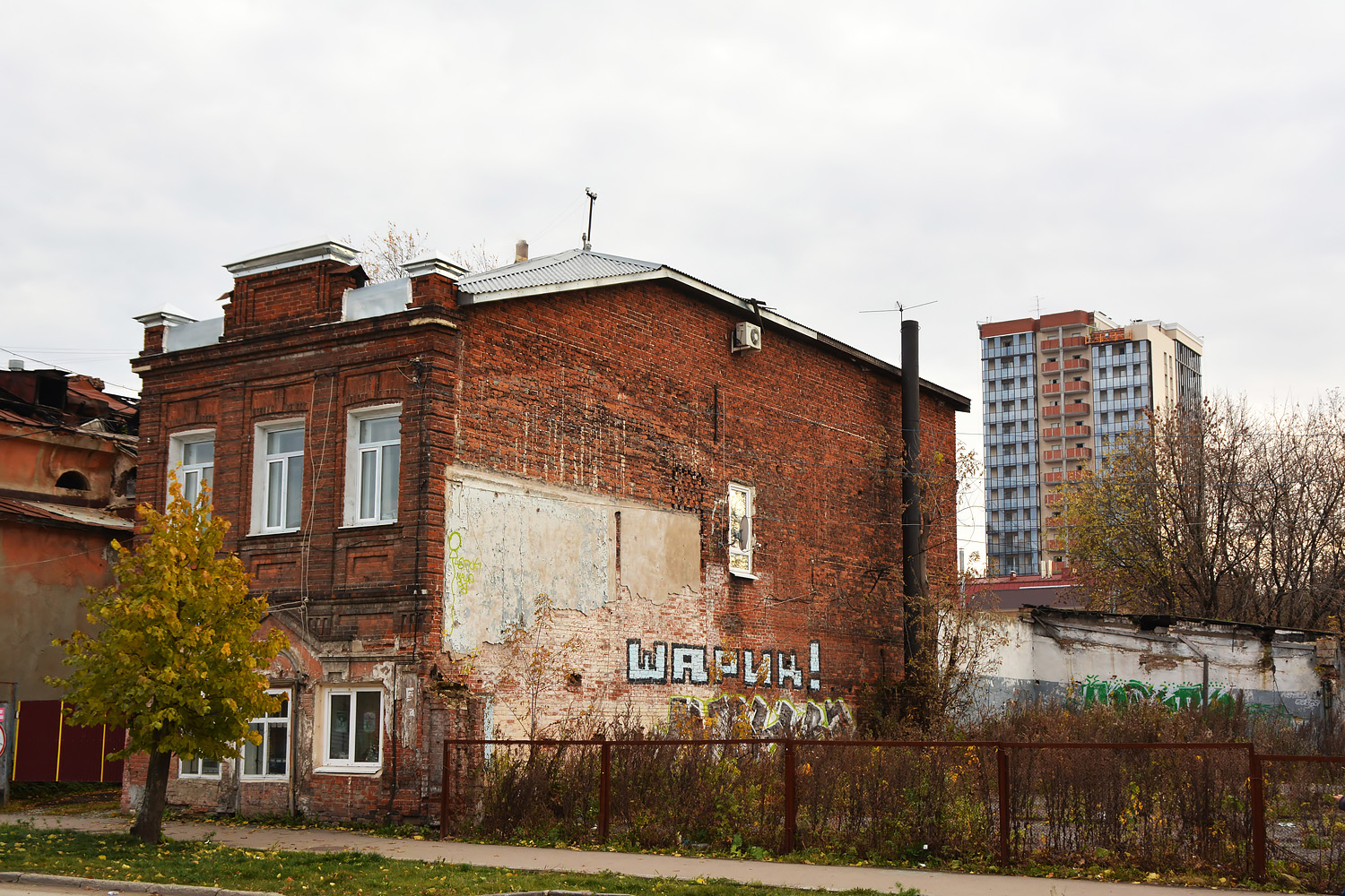 Пермь, Монастырская улица, 71; Осинская улица, 13