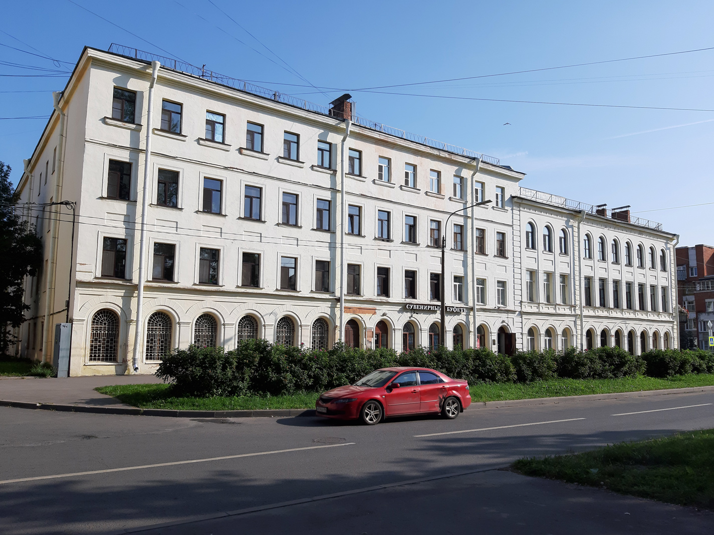 Кронштадт, Петровская улица, 13 / Красная улица, 6