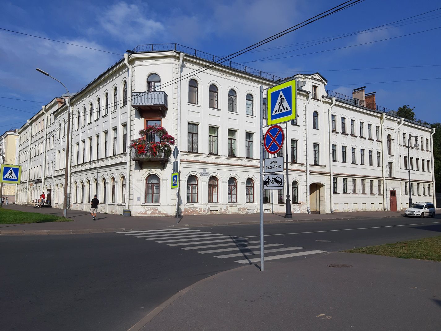 Кронштадт, Петровская улица, 13 / Красная улица, 6