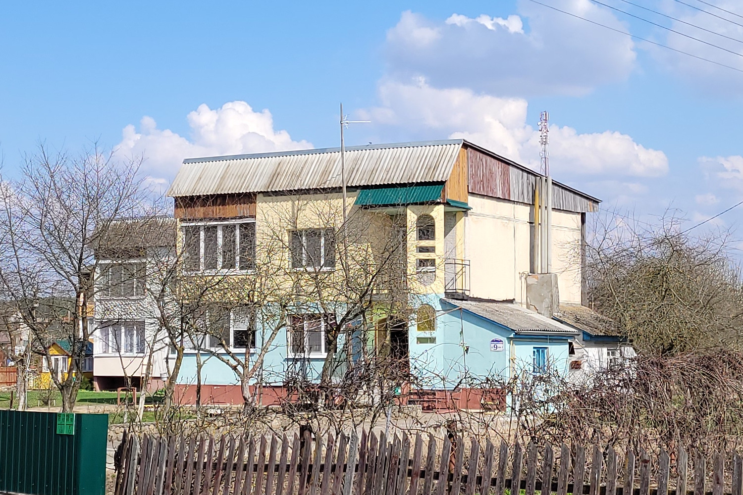 Мали, Октябрьская улица, 9