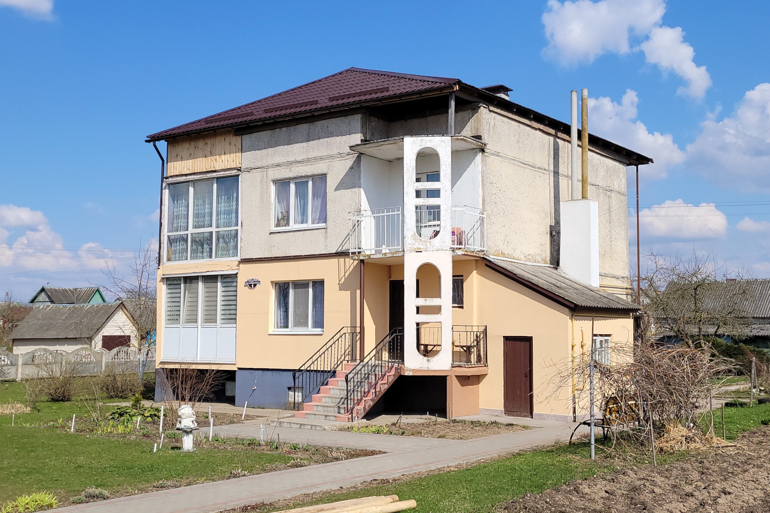 Мали, Октябрьская улица, 1