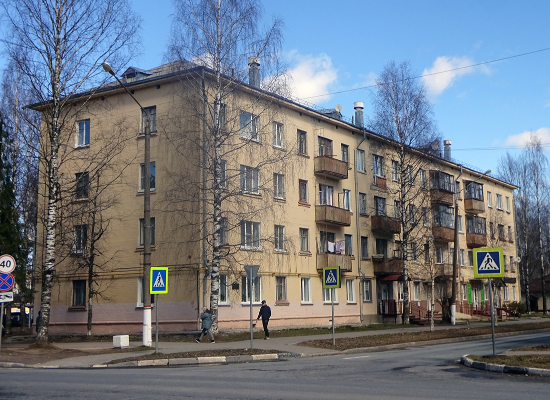 Мирный, Улица Гагарина, 3