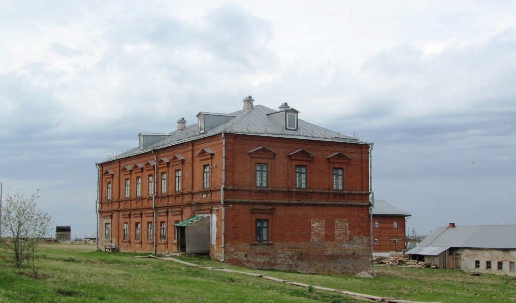 Kungursky municipal district, other localities, Дер. Белая Гора, братский корпус №2