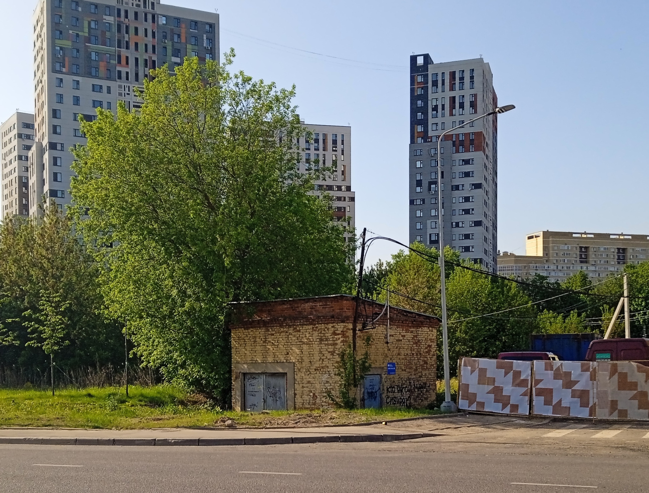 Поселение Сосенское, пос. Коммунарка, улица Сосенский Стан, ТП*; пос. Коммунарка, Фитарёвская улица, 15