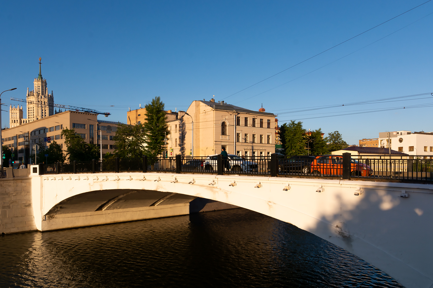 Moskau, Садовнический проезд, Комиссариатский мост; Садовническая набережная, 35
