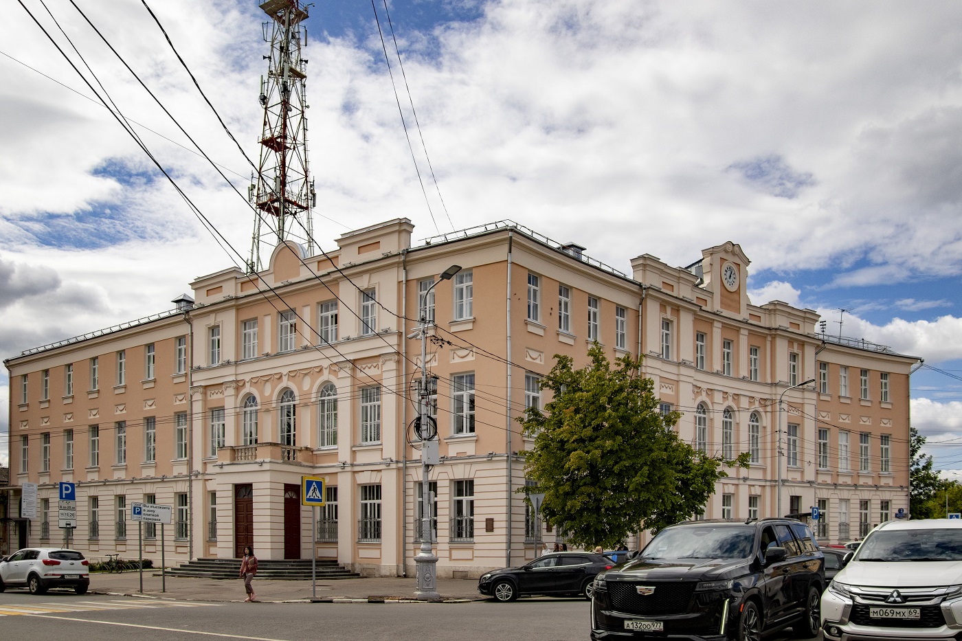 Тверь, Площадь Михаила Тверского, 2 / Новоторжская улица, 24