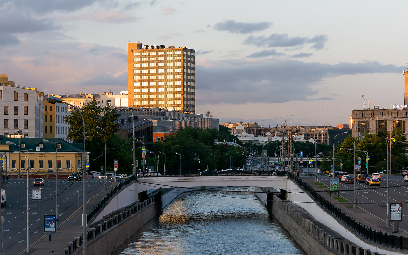 Moskwa, Яузская улица, Астаховский мост; Улица Земляной Вал, 50А / Серебряническая набережная, 8 стр. 2