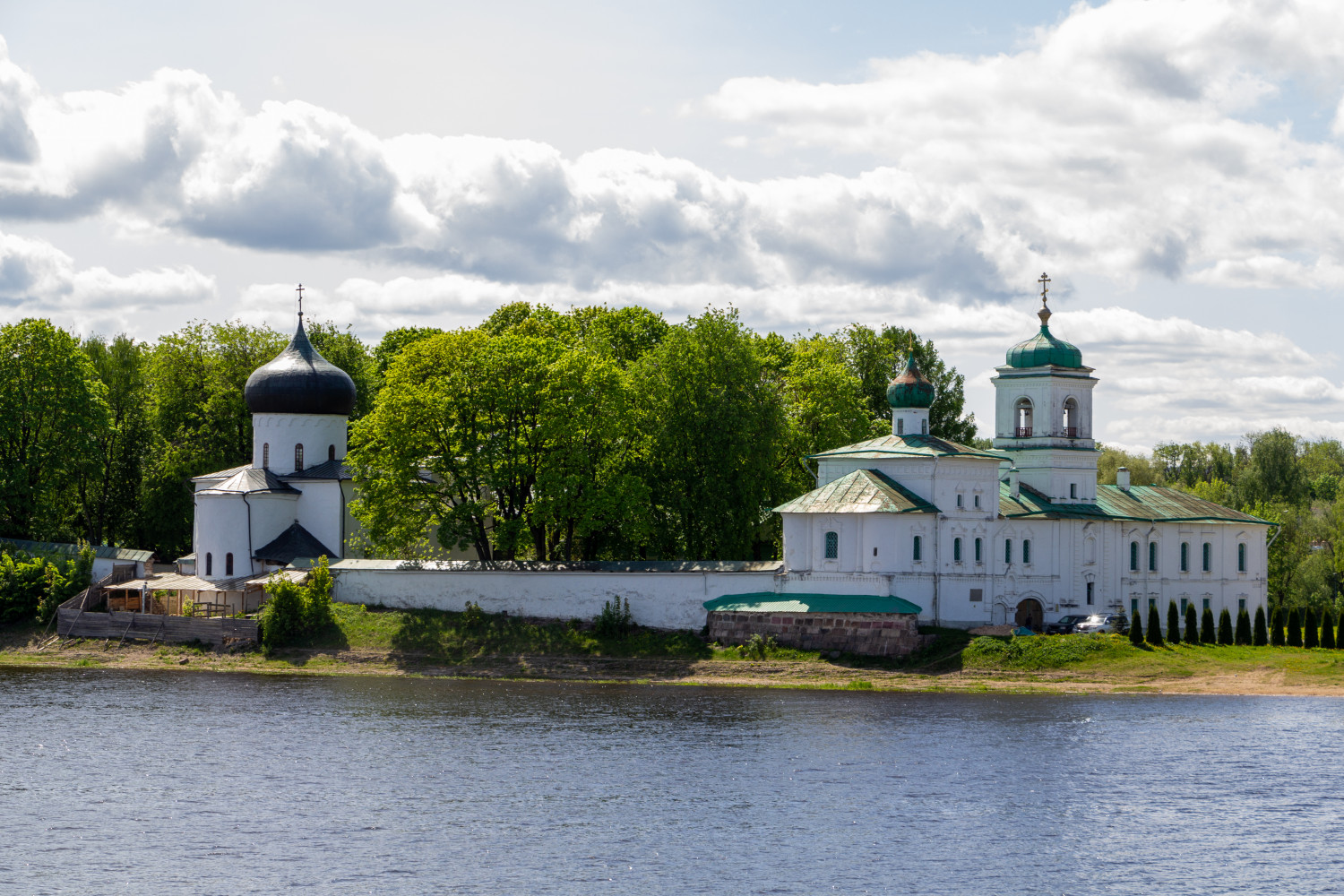 Псков, Мирожская набережная, 1; Мирожская набережная, 2