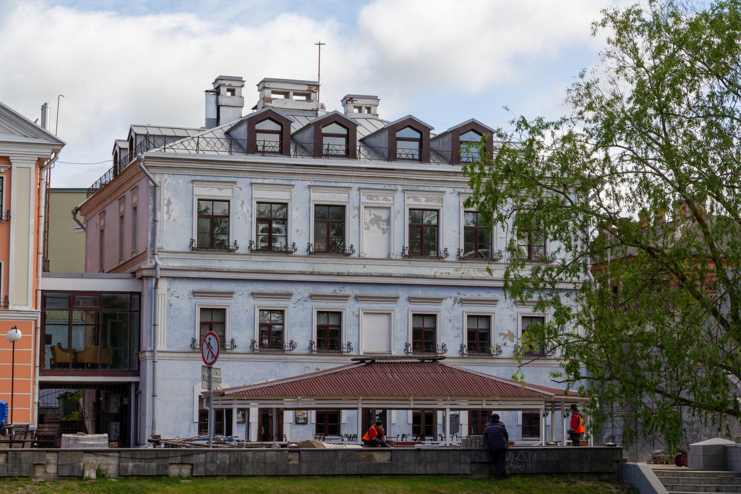 Псков, Советская набережная, 1 / Улица Леона Поземского, 2