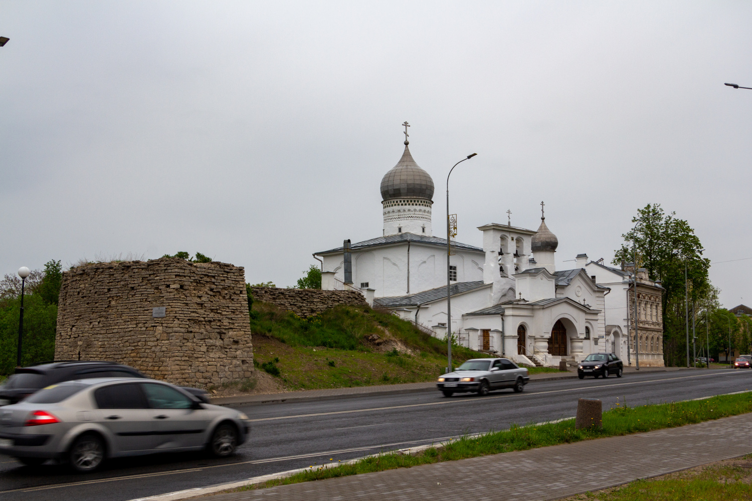 Псков, Улица Леона Поземского, руины варлаамского захаба; Улица Леона Поземского, 53; Улица Леона Поземского, 51