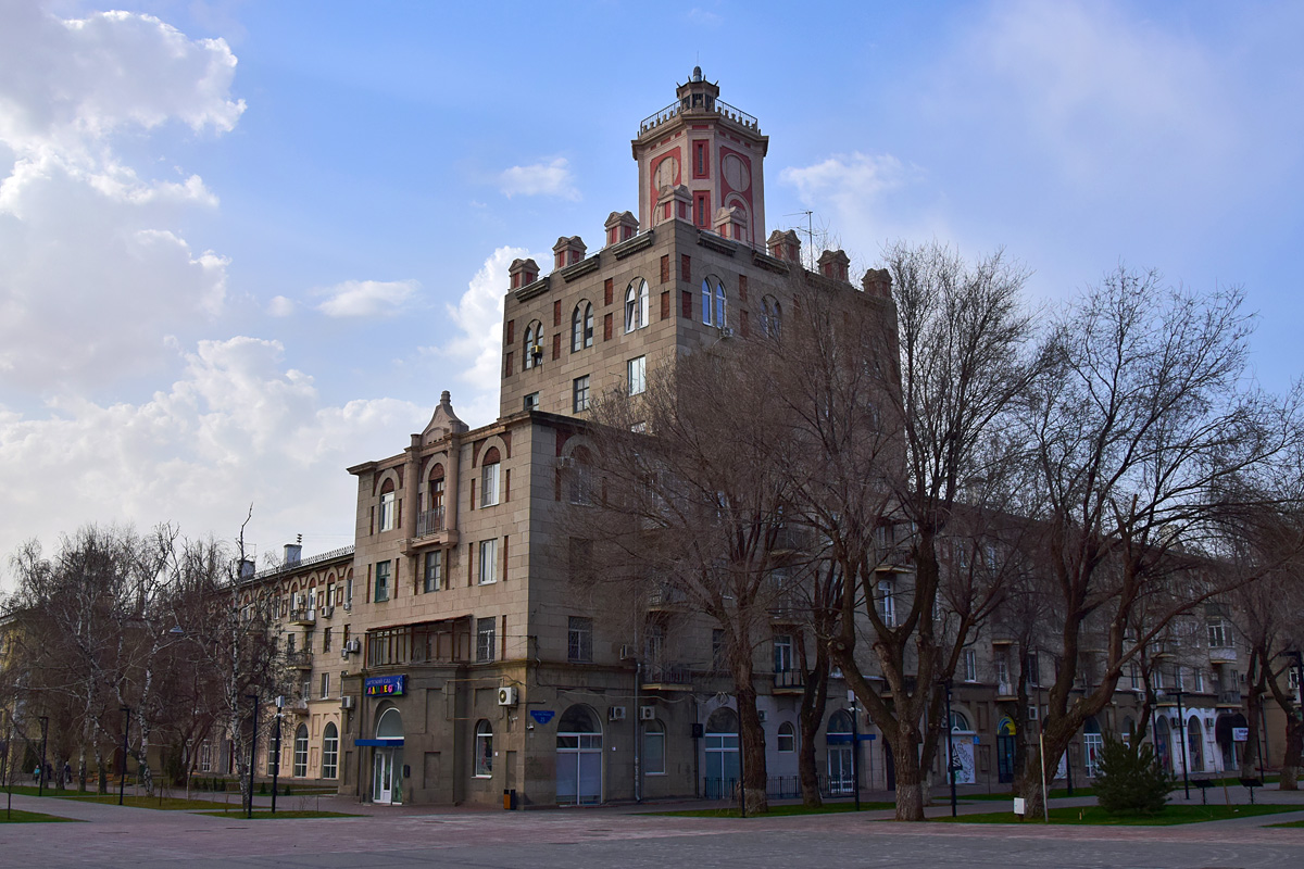 Волгоград, Улица имени В. И. Ленина, 25 / Коммунистическая улица, 8