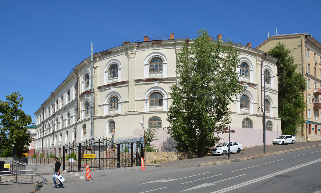 Казань, Кремлёвская улица, 2 / Улица Чернышевского, 6
