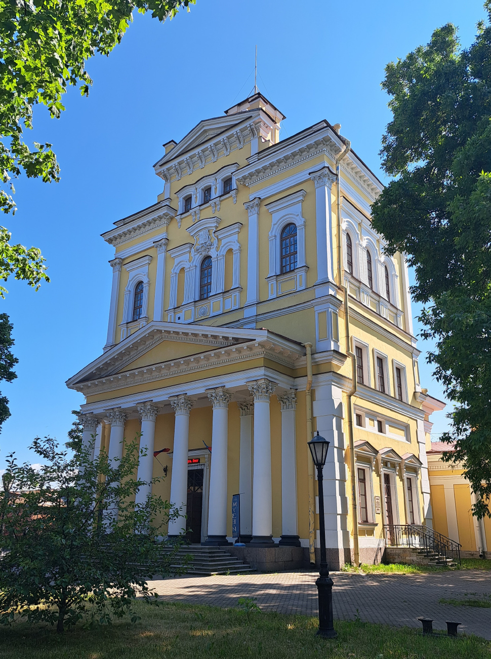 Кронштадт, Ленинградская улица, 2