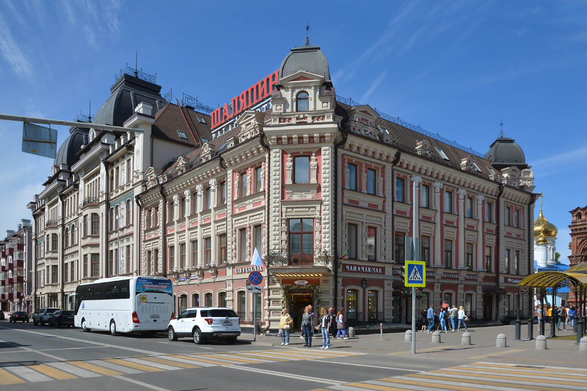 Казань, Улица Баумана, 80 / Университетская улица, 7