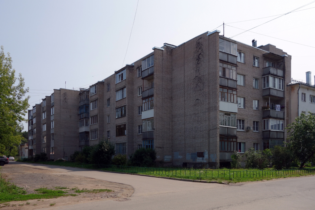 Великий Новгород, Студенческая улица, 15 / Донецкая улица, 2