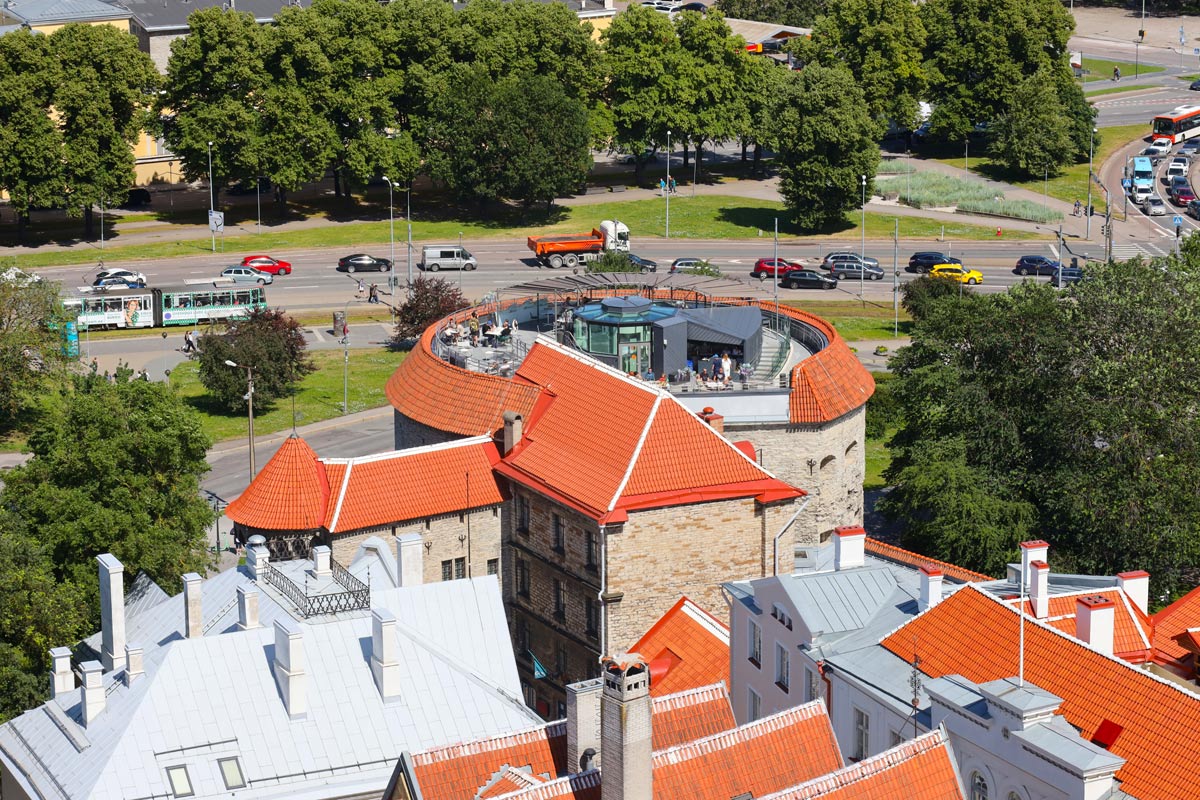 Tallinn, Pikk, 70; Suure Rannavärava eesvärav