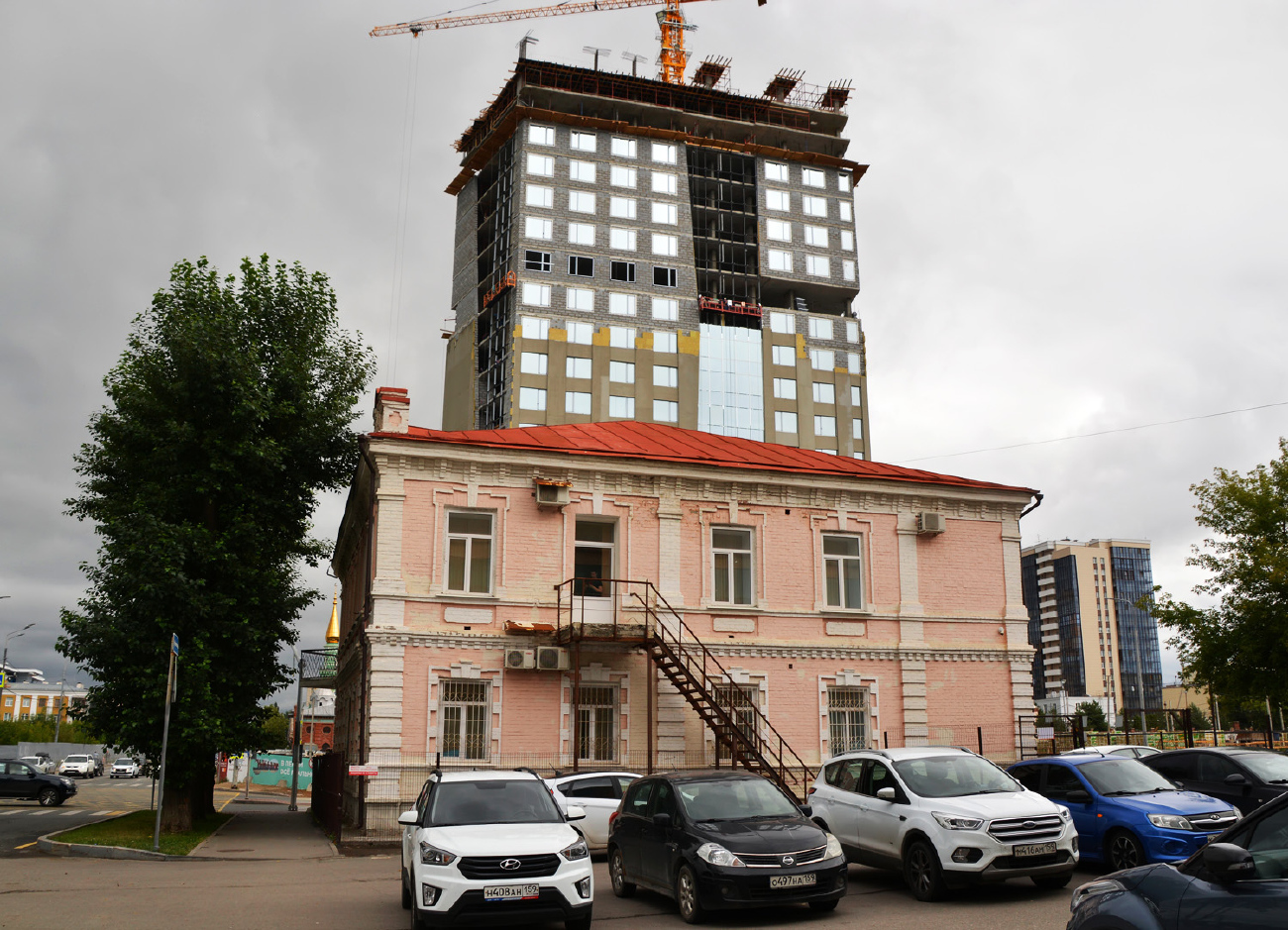 Пермь, Монастырская улица, 83 / улица Попова, 7; Монастырская улица, 77; Осинская улица, 13