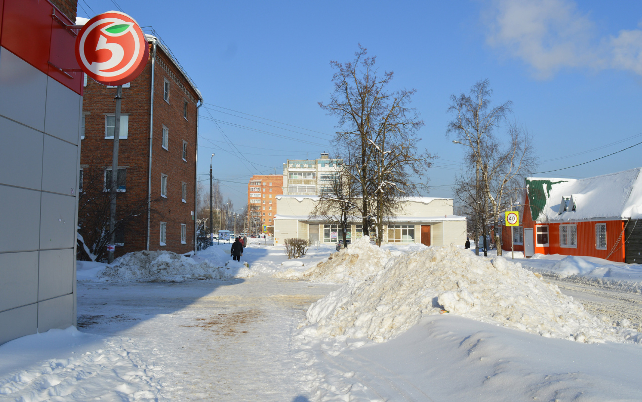 Запрудня, Переулок Мира, 11; Улица Карла Маркса, 2А