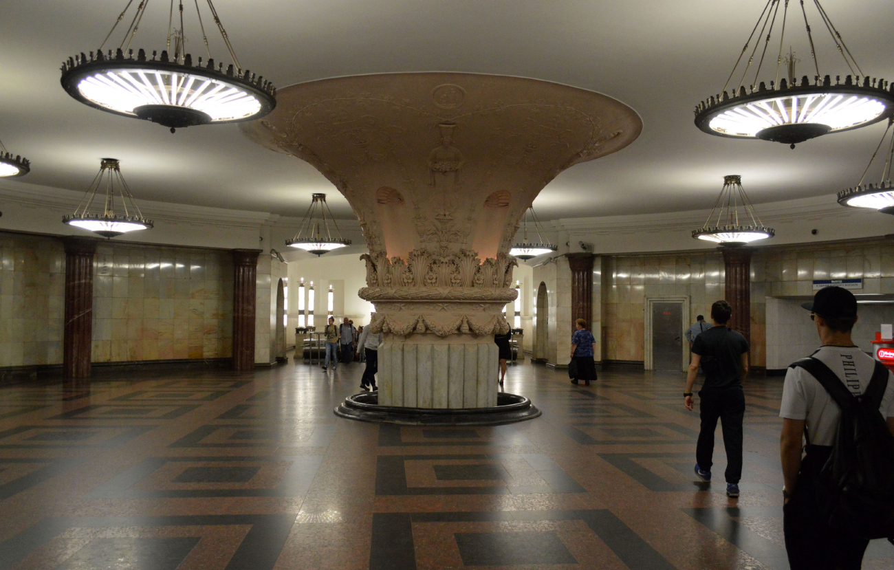 Москва, Кольцевая линия Московского метрополитена, станция метро «Курская»