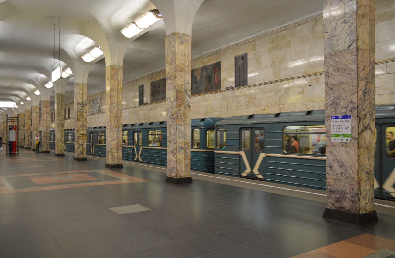 Москва, Замоскворецкая линия Московского метрополитена, станция метро «Автозаводская»