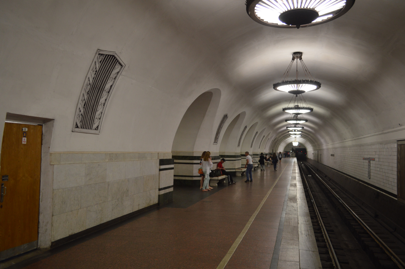 Москва, Калужско-Рижская линия Московского метрополитена, станция метро «Алексеевская»