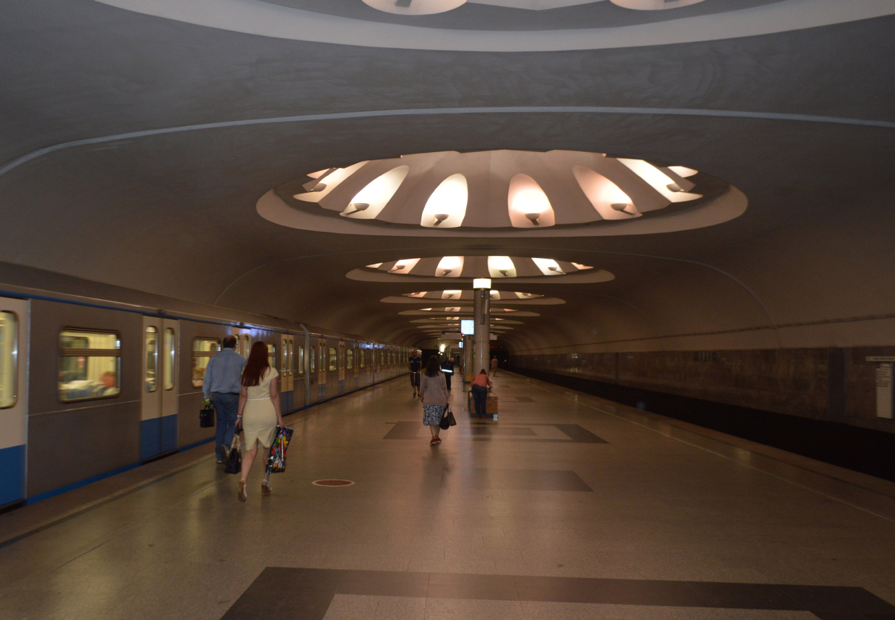 Москва, Серпуховско-Тимирязевская линия Московского Метрополитена, станция метро «Аннино»