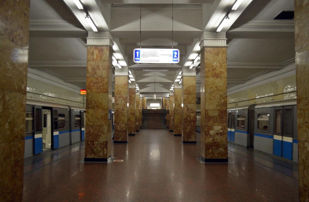 Москва, Филёвская линия Московского Метрополитена, станция метро «Арбатская»