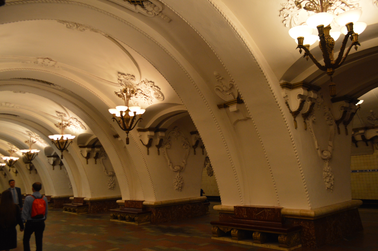 Москва, Арбатско-Покровская линия Московского метрополитена, станция метро «Арбатская»