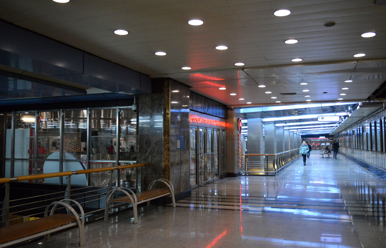 Москва, Филёвская линия Московского Метрополитена, станция метро «Деловой Центр»